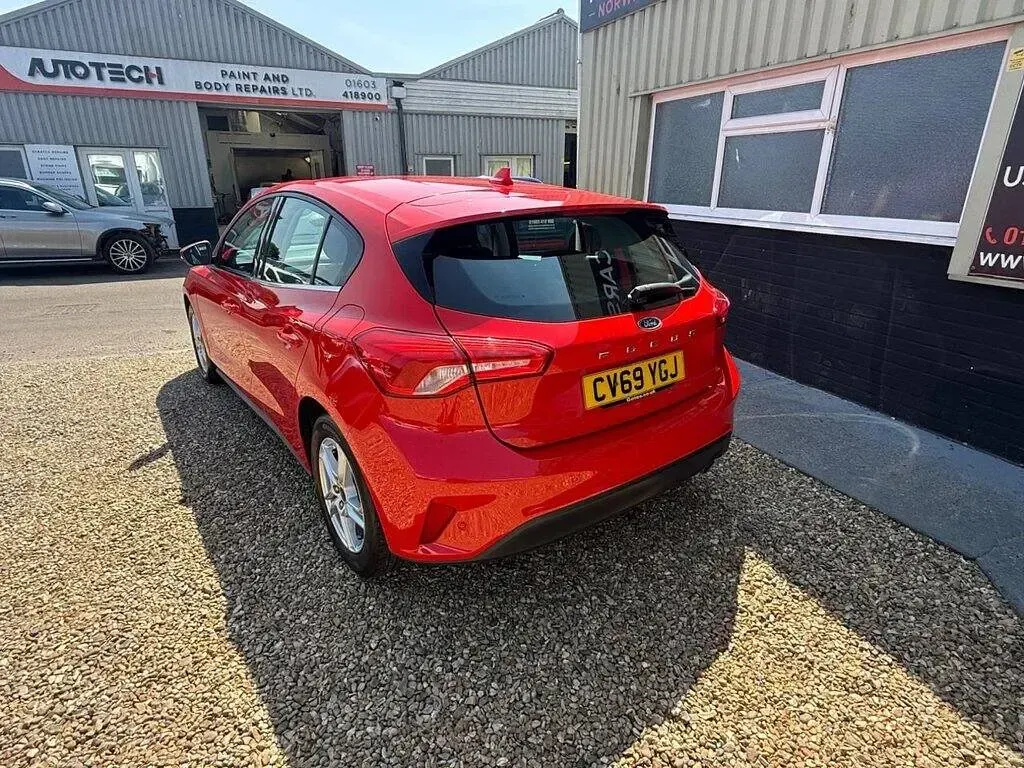Used Ford Focus Zetec 120 HP (88 kW) 2019 Red Hatchback