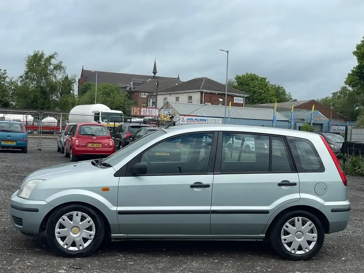 Used Ford Fusion 80 HP (58 kW) 2004 Blue Hatchback