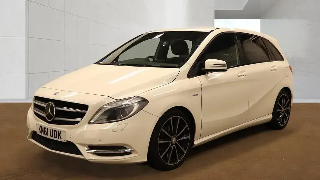 Used Mercedes B180 2011 White Hatchback