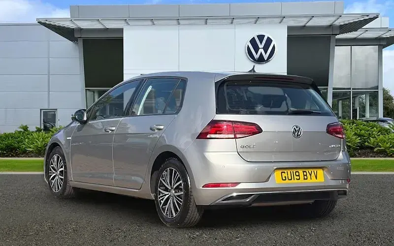 Used VW Golf VII SE 131 HP (96 kW) 2018 Silver Hatchback