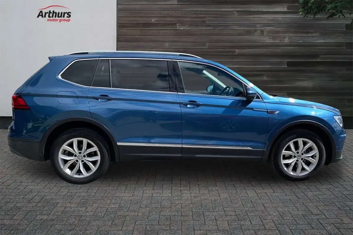 Usado VW Tiguan Allspace Match 150 HP (110 kW) 2019 Azul SUV