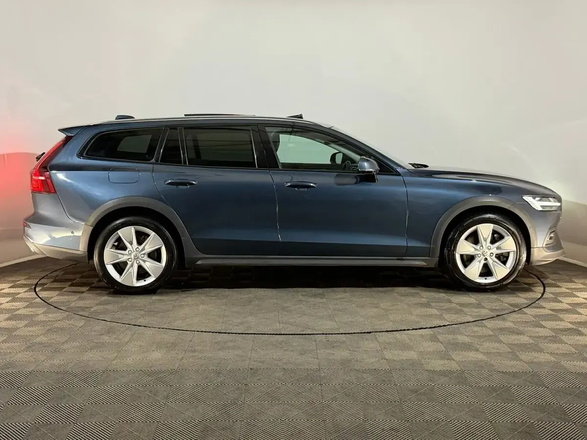 Used Volvo V60 CC 190 HP (139 kW) 2018 Blue Estate