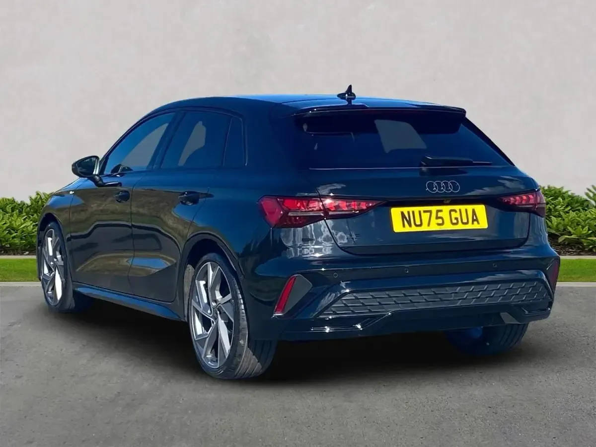 Begagnad Audi A3 Black Edition 204 HK (150 kW) 2025 Svart Halvkombi