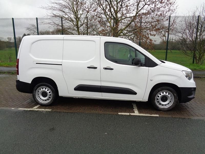 Second-hand Vauxhall Combo Edition 100 CP (73 kW) 2019 Alb Monovolum