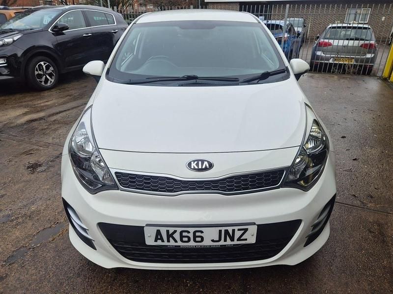 Used Kia Rio 84 HP (61 kW) 2016 White Hatchback