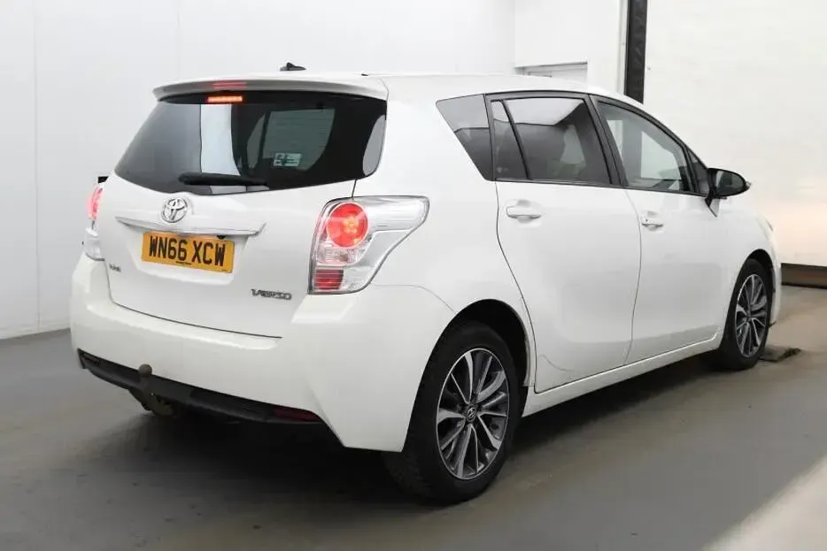 Used Toyota Verso Design 2016 White MPV