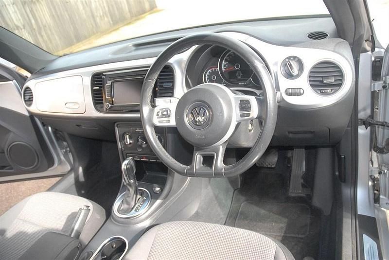 Usado VW Beetle Design 105 HP (77 kW) 2012 Prateado Citadino