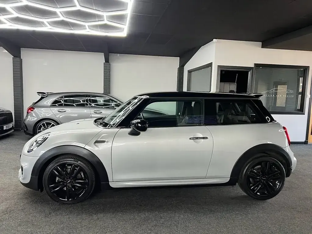 Usado Mini Cooper Hatch 136 HP (100 kW) 2019 Prateado Citadino