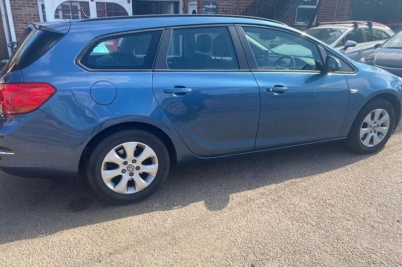 Used Vauxhall Astra Design Edition 110 HP (80 kW) 2015 Blue Estate
