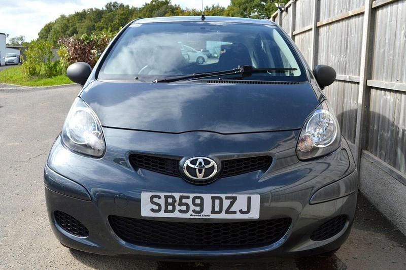 Used Toyota Aygo 67 HP (49 kW) 2010 Grey Hatchback