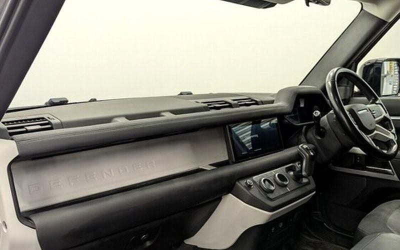 Używany Land Rover Defender SE 249 KM (183 kW) 2023 SUV