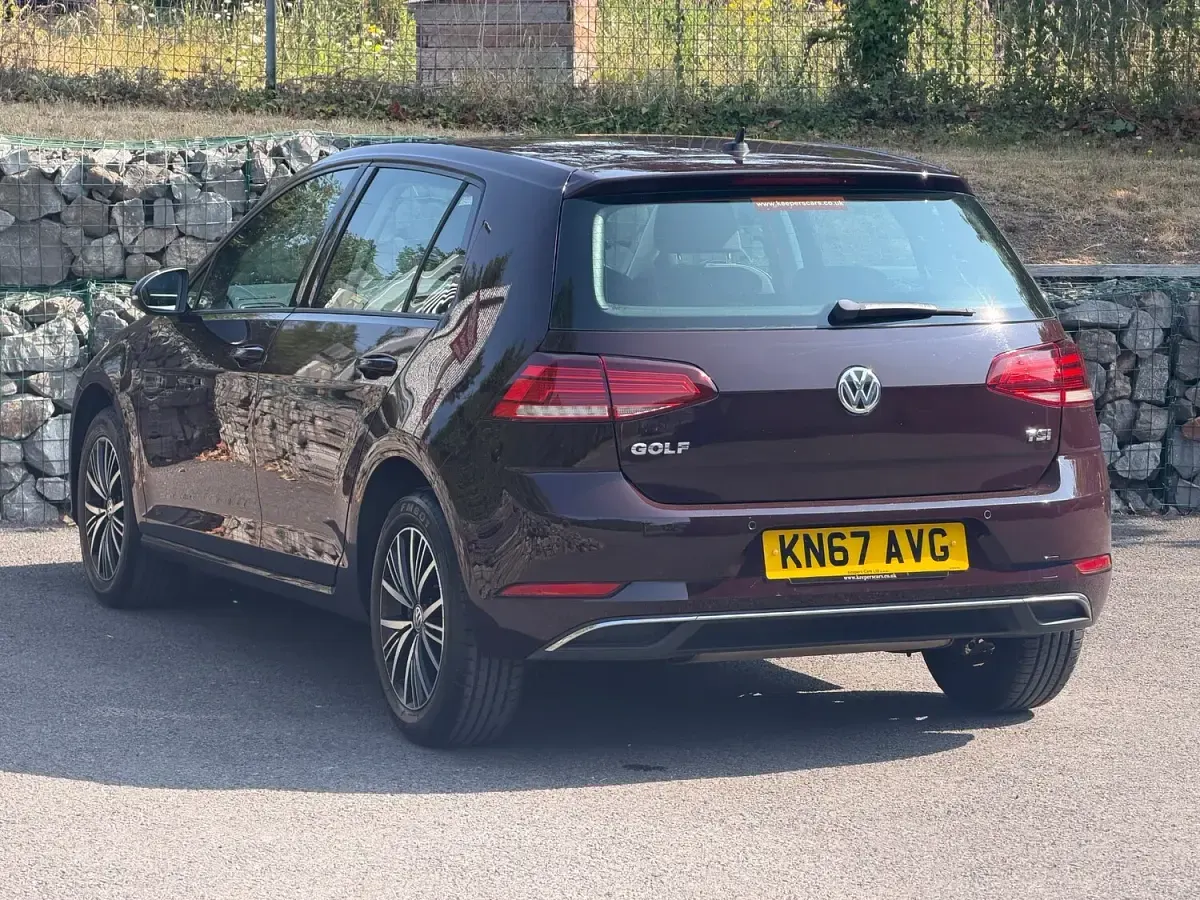 Used VW Golf VII SE 110 HP (80 kW) 2017 Ruby black Hatchback