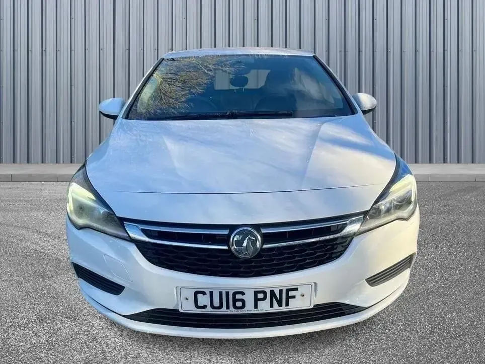 Used Vauxhall Astra Design Edition 2016 White Hatchback