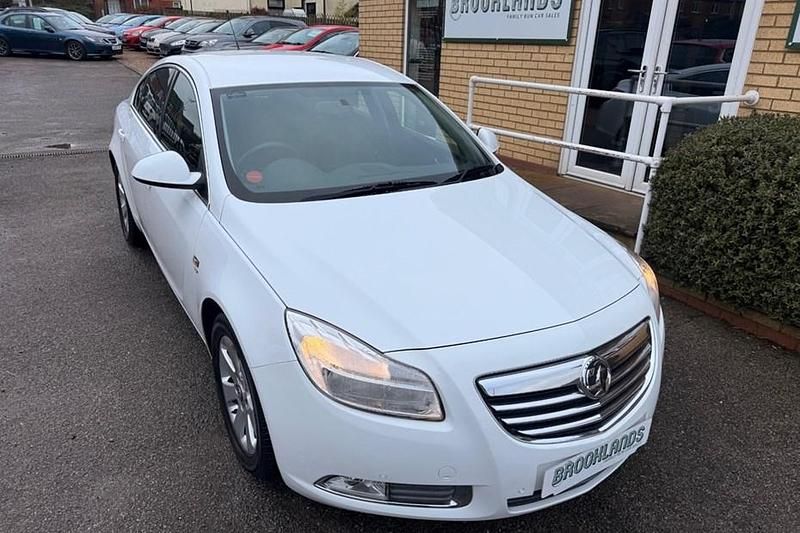 Used Vauxhall Insignia SRi 160 HP (117 kW) 2011 White Hatchback