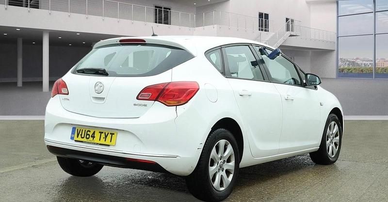 Used Vauxhall Astra Design Edition 136 HP (100 kW) 2014 White Hatchback