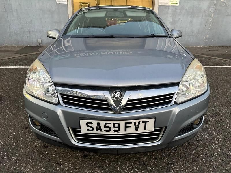 Silver Used 2009 Vauxhall Astra Club Hatchback | £1,999 (Good price) - Image 1/4