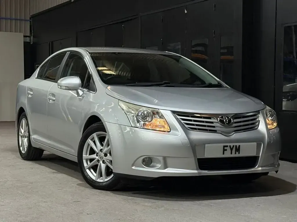 Usado Toyota Avensis 147 HP (108 kW) 2010 Prateado Sedan