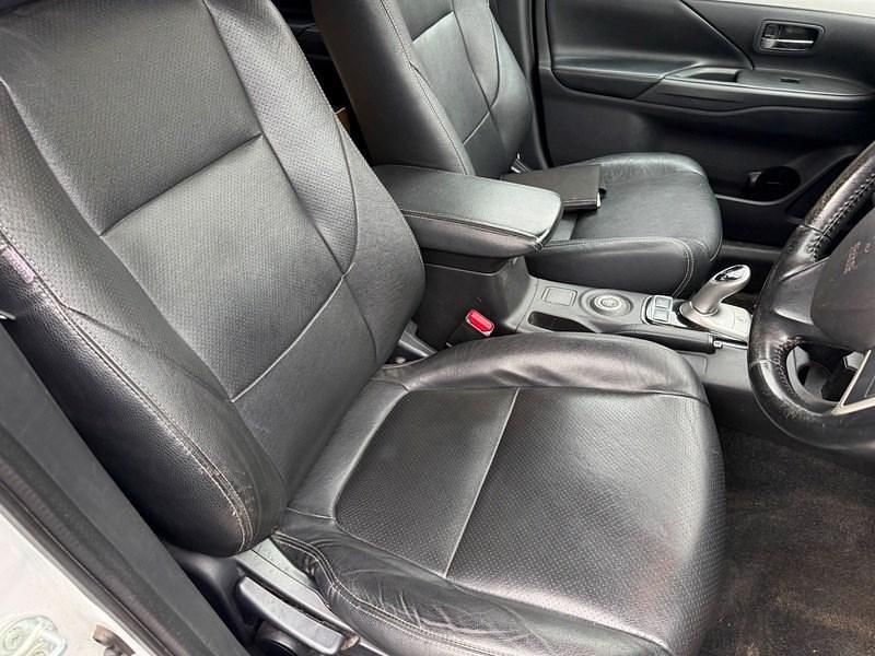 Used Mitsubishi Outlander P-HEV 2015 White Estate