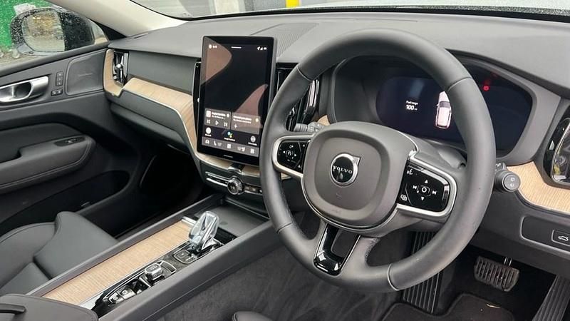 Usado Volvo XC60 Plus 250 HP (183 kW) 2025 Cinzento SUV
