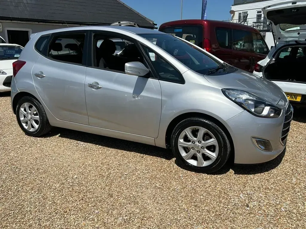Used Hyundai ix20 SE 90 HP (66 kW) 2016 Silver Hatchback