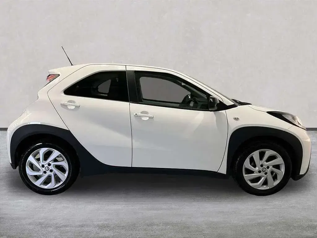 Used Toyota Aygo X PURE 72 HP (52 kW) 2023 White SUV