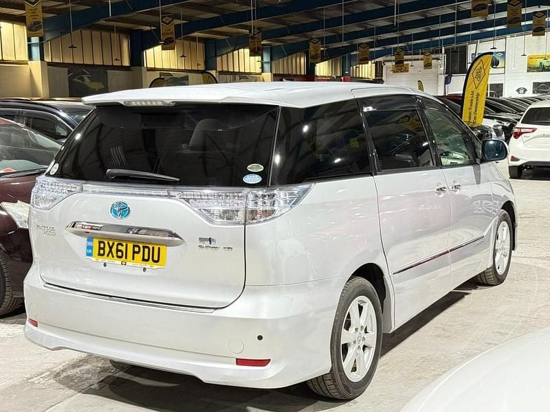 Begagnad Toyota Estima 2026 Silver Minibuss