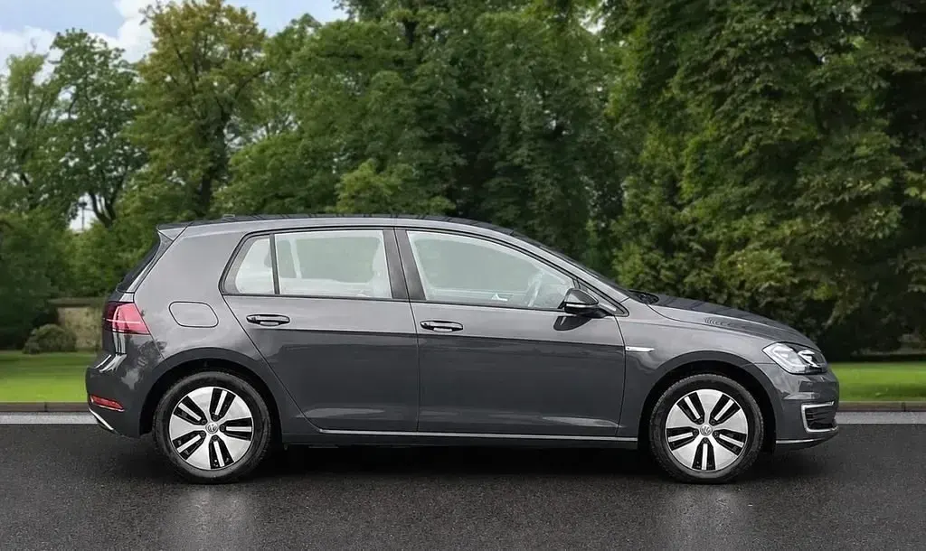Begagnad VW e-Golf 100 kW (136 HK) 2020 Grå Halvkombi