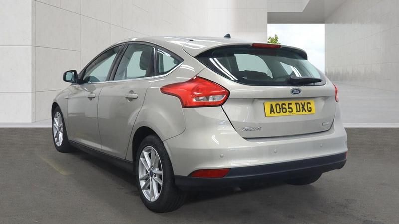 Used Ford Focus Zetec 125 HP (91 kW) 2015 Silver Hatchback