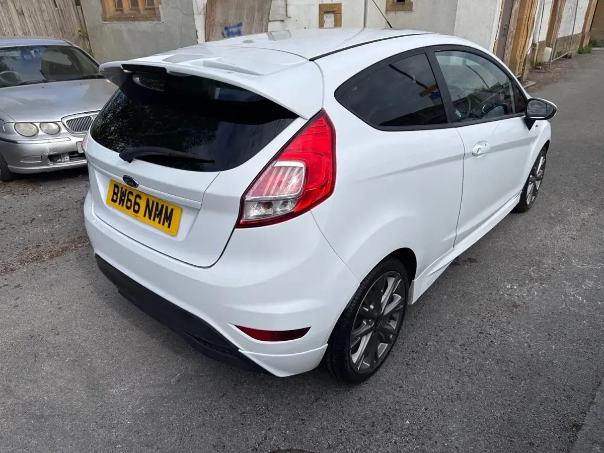 Begagnad Ford Fiesta ST-Line 100 HK (73 kW) 2016 Vit Halvkombi