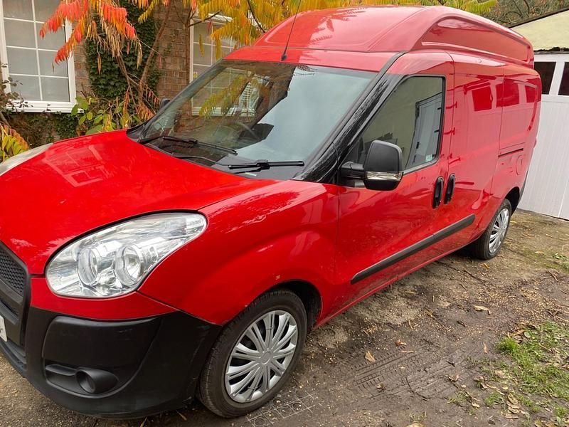Używany Fiat Doblò 105 KM (77 kW) 2013 Czerwony Minivan