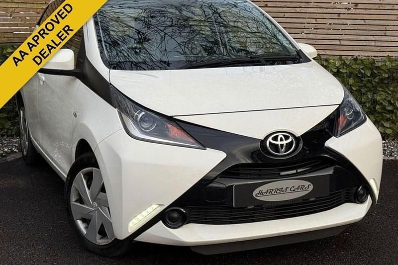 Begagnad Toyota Aygo X-play 68 HK (50 kW) 2015 Vit Halvkombi
