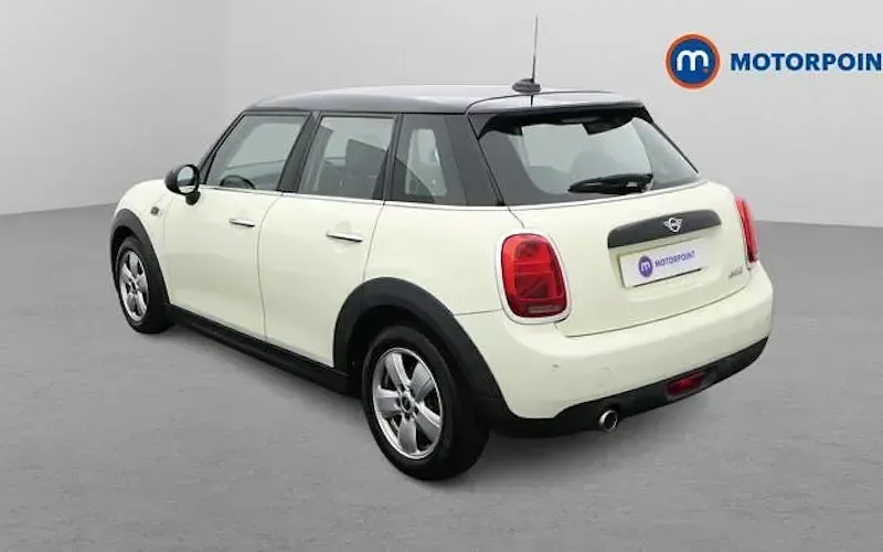 Używany Mini Cooper Classic 136 KM (100 kW) 2019 Biały Hatchback