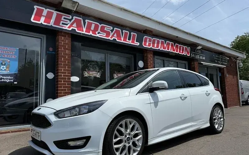 Begagnad Ford Focus Zetec 125 HK (91 kW) 2015 Halvkombi