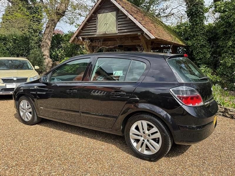 Used Vauxhall Astra 90 HP (66 kW) 2007 Black Hatchback