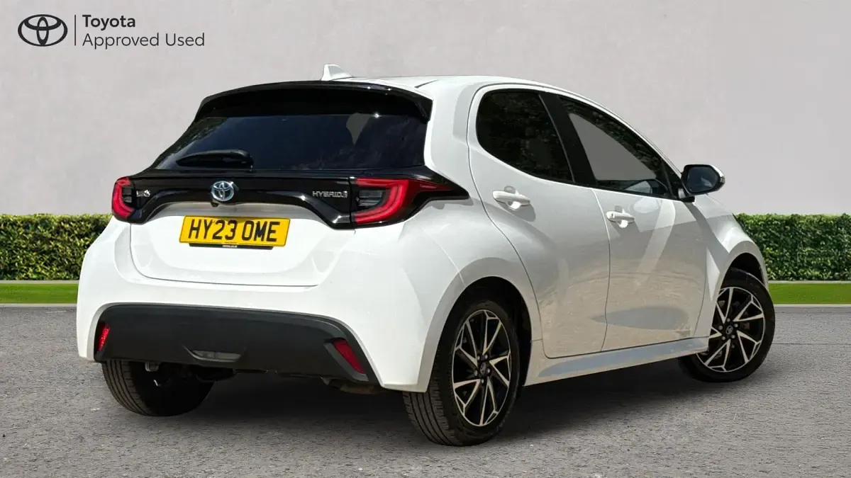 Used Toyota Yaris Design 116 HP (85 kW) 2023 Pure white Hatchback