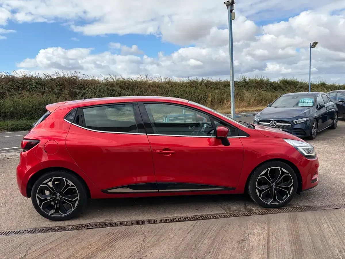 Used Renault Clio Dynamique 90 HP (66 kW) 2017 Red Hatchback