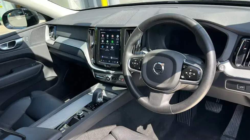 Usado Volvo XC60 Plus 250 HP (183 kW) 2024 Cinzento SUV