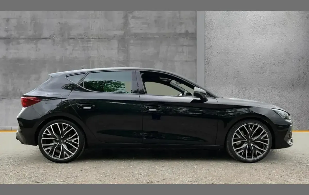 Used Cupra Leon VZ2 325 HP (239 kW) 2025 Midnight black Hatchback