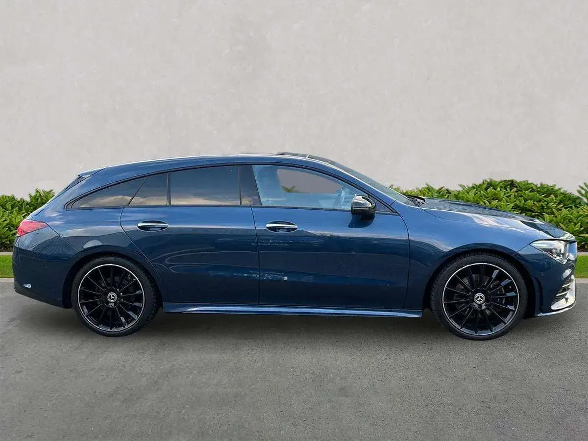 Usado Mercedes CLA220 AMG Line Premium Plus 2023 Azul Sedan