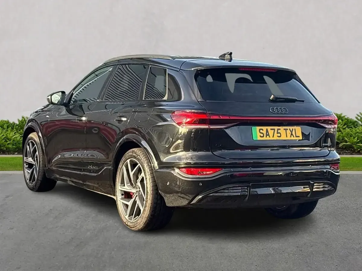 Usado Audi e-tron Premium 284 kW (387 CV) 2025 Negro SUV