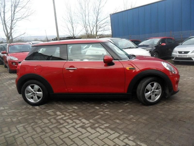 Used Mini ONE Hatch 102 HP (75 kW) 2015 Red Hatchback