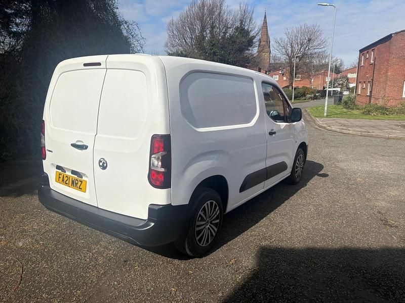 Second-hand Vauxhall Combo Edition 75 CP (55 kW) 2021 Alb Monovolum