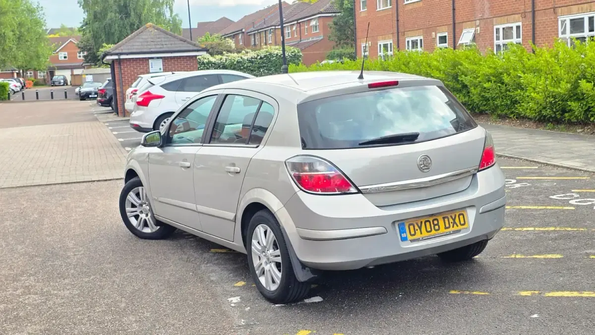 Begagnad Vauxhall Astra Design Edition 138 HK (101 kW) 2008 Beige Halvkombi