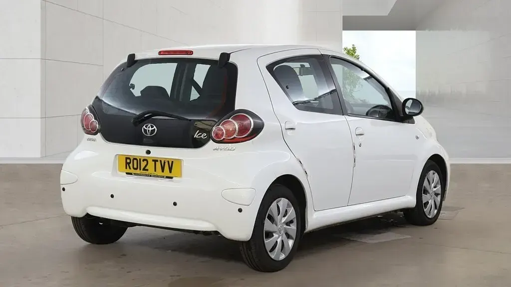 Used Toyota Aygo 67 HP (49 kW) 2012 White Hatchback
