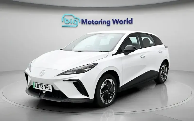 Begagnad MG MG4 EV SE 319 kW (435 HK) 2023 Vit Halvkombi