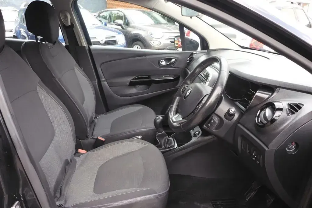 Used Renault Captur Dynamique 90 HP (66 kW) 2016 Black SUV