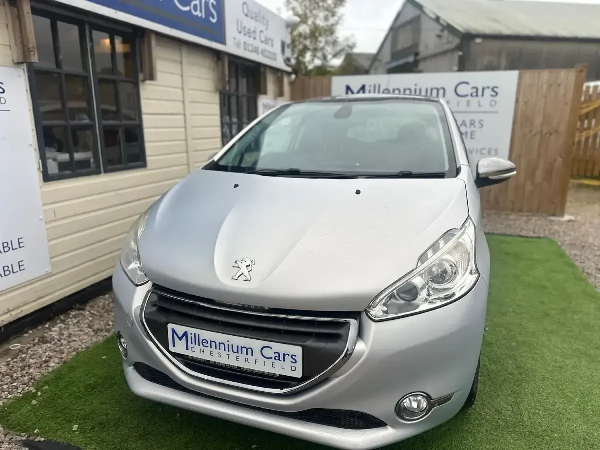 Used Peugeot 208 156 HP (114 kW) 2013 White Hatchback