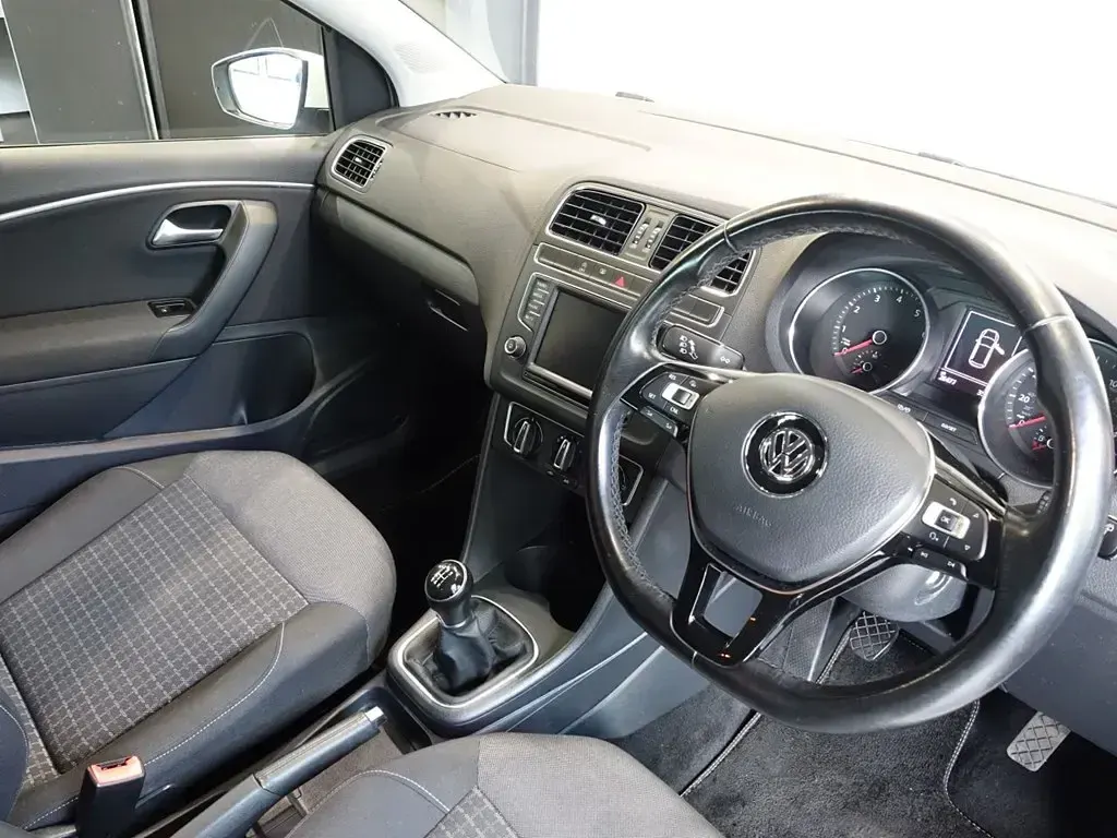 Used VW Polo Match 60 HP (44 kW) 2016 White Hatchback