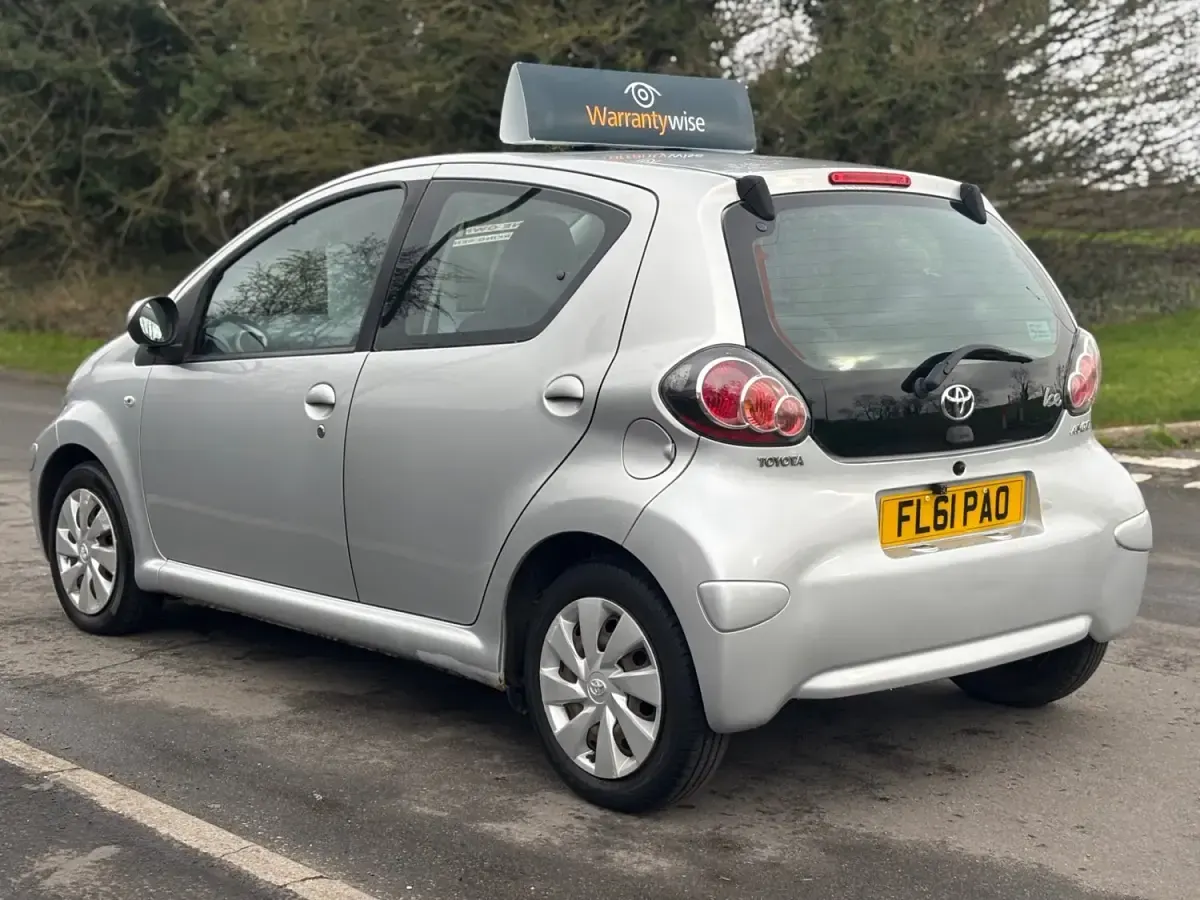 Usado Toyota Aygo 68 CV (50 kW) 2011 Plateado Utilitario