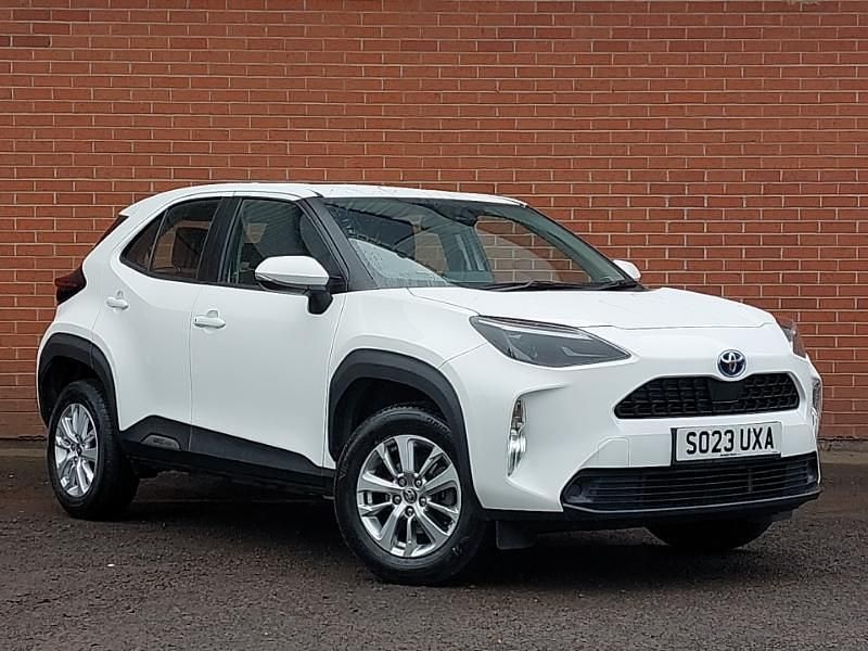 White Used 2023 Toyota Yaris Hybrid Estate | £19,998 (Good price) - Image 1/4